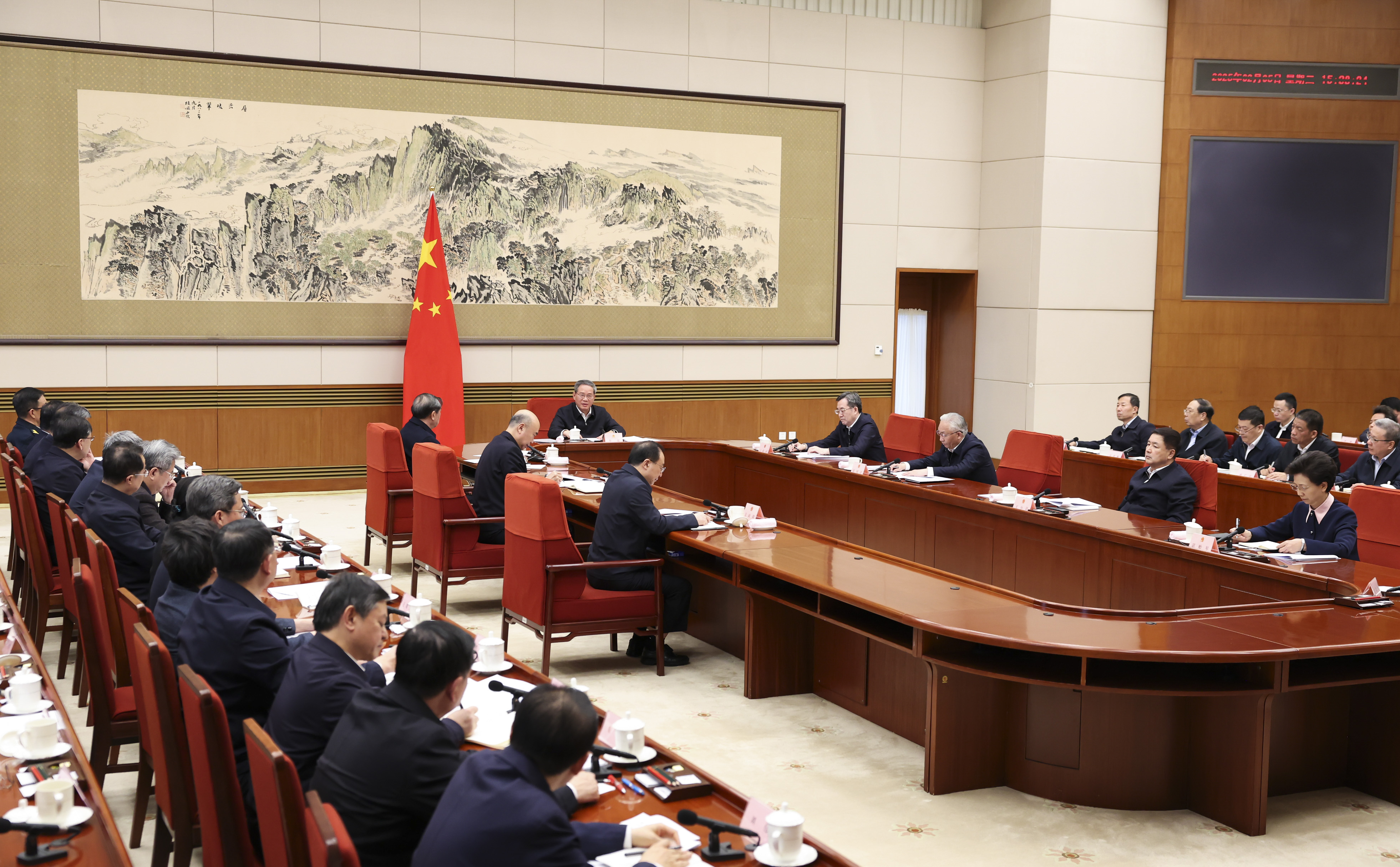 李强主持召开国务院常务会议"